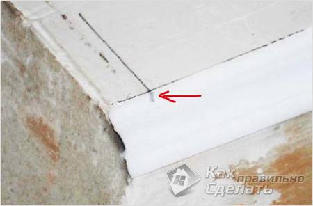 Как правильно резать потолочный плинтус