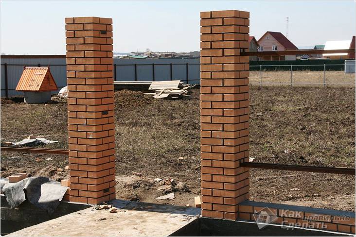 Какие выбрать столбы для забора