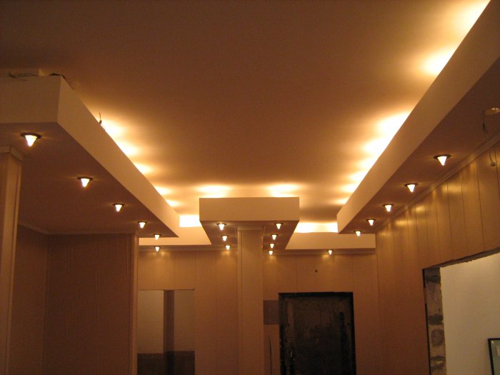 Установка подсветки потолка с потолочного плинтуса