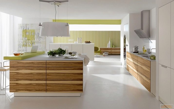 Біла кухня з деревом (59 фото): глянсовий кухонний гарнітур з білим дерев’яним верхом і низом, варіанти з дерев’яними вставками в сучасному дизайні інтер’єру