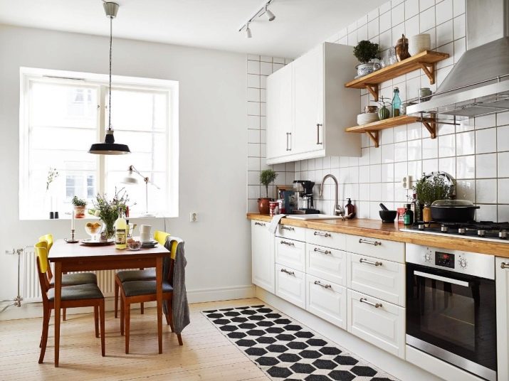 Біла кухня з деревом (59 фото): глянсовий кухонний гарнітур з білим дерев’яним верхом і низом, варіанти з дерев’яними вставками в сучасному дизайні інтер’єру