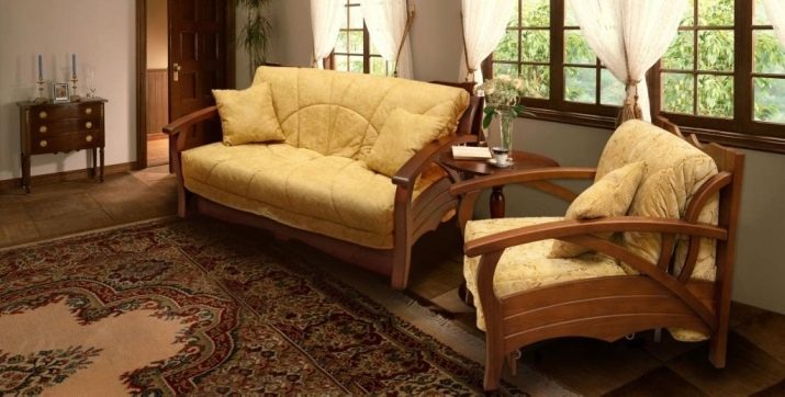 Дивани з дерева: з масиву сосни та бука, моделі на каркасі і дерев’яною зі спинкою, розкладні кутові і прямі нерозкладні дивани