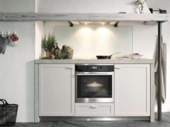 Кухні з вбудованою технікою (52 фото): дизайн і розміри кухонних гарнітурів з вбудованою духовкою та іншою побутовою технікою