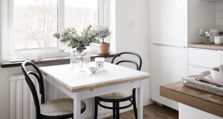 Кухонні столи і стільці для маленької кухні (42 фото): обідня група з круглим скляним столиком, зі складними стільцями і інші варіанти меблів