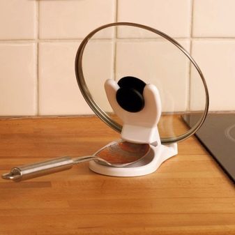 Підставки для кришок від каструль (40 фото): особливості зберігання кришок на кухні. Вибір власника. Види органайзерів