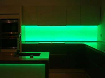Підсвічування робочої зони на кухні (59 фото): освітлення світлодіодною стрічкою, світло над робочою кухонною поверхнею, використання сенсорних світильників