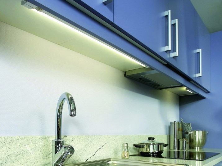 Підсвічування робочої зони на кухні (59 фото): освітлення світлодіодною стрічкою, світло над робочою кухонною поверхнею, використання сенсорних світильників