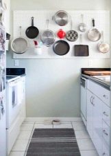 Планування маленької кухні (76 фото): як обставити малогабаритну кімнату? Як розставити меблі? План розміщення побутової техніки. Як правильно організувати простір?