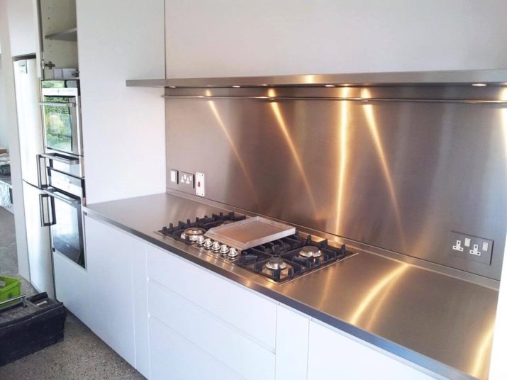 Розміри фартухів на кухні (33 фото): стандарти кухонних фартухів з плитки. Якою повинна бути товщина? Відстань фартуха від статі