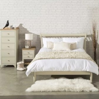 Спальня в скандинавському стилі (77 фото): дизайн інтер’єру спальні-вітальні, шпалери і освітлення в маленькій кімнаті